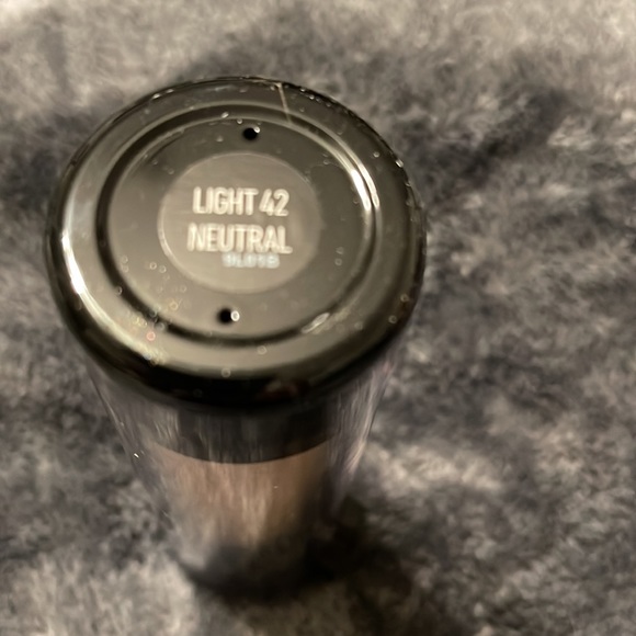 KVD Light 42 Neutral Lock-it Foundation - Picture 3 of 5